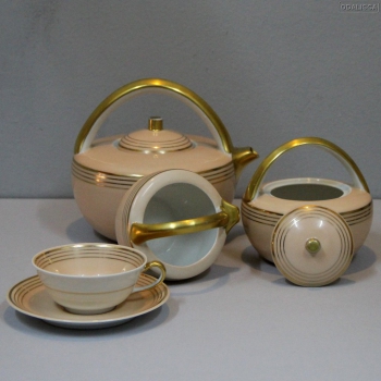 Porcelana decorada en rosa y oro
Está formado por tetera, lechera, azucarero y 10 tazas con sus platos.
La lechera tiene un pelo restaurado.